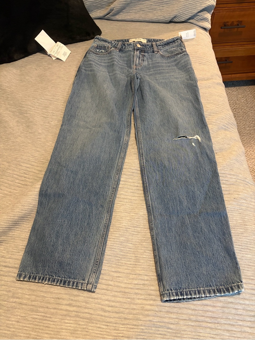 NWT Hollister Low Rise Loose Straight Leg Distressed Light Wash Jeans, Size 6/28